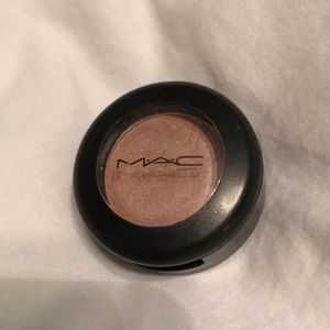 MAC eyeshadow in the shade: naked lunch